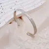 Nuevo Pulsera de Estilo Europeo y Americano Transfronterizo Ins Lujo Ligero, Ajustable Forma de C 18K Moda para el Día a Día Pulsera de Gran Venta