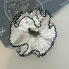 Goma para el pelo de gasa con lunares blancos para peinado de moño, Scrunchie texturizado, Nuevo accesorio para el pelo suave y versátil
