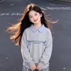 Ropa Urbana para Niñas Personalidad Versátil Cotidiana Rayas Patchwork Cuello Polo Falso Dos Piezas Sudadera Jeans Lindos Conjunto de Dos Piezas