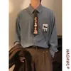 Camisa top de manga longa solta, design retrô americano de veludo cotelê para primavera e outono com gravata de animal divertida, jaqueta unissex