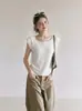 Top de verão feminino de malha de seda gelada branca de manga curta, design fino com pequenas mangas plissadas únicas e corte de ombro regular 6448