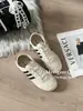 Nova Coleção Primavera 2026 Sapatos Femininos Dexun Estilo Minimalista Old Money Solado Macio Sapatos Casuais em Dourado e Prata Retro Versátil