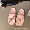 Tamancos Vazados para Mulheres, Uso Externo de Verão, Novo Modelo 2026, Pantufas Fechadas para Interior e Casa, Sandálias de Urso Cartoon Antiderrapantes com Solado Grosso
