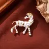 Broche Retro Vintage Estilo Palacio con un Toque de Alta Gama, Diseño Clásico Europeo Tallado, Broche Versátil y Exquisito para Abrigos y Trajes