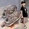 Zapatos para niños 2026 modelo nuevo de verano zapatillas deportivas para exteriores para niños, zapatillas de entrenamiento deportivo de suela blanda antideslizantes para niños mayores
