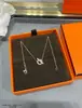 Collar Nariz de Cerdo Pequeña Dorada Marca H para Mujer, Versión de Gama Alta Pulsera y Pendientes Ot para Mujer, Fábrica de Fabricación de Precisión CNC de Oro Rosa de 18 Quilates