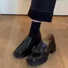 Mocassins de couro genuíno com sola grossa para mulheres, estilo britânico, novo modelo 2026, sapatos slip-on de salto grosso com tiras de fivela dupla, sapatos casuais de couro