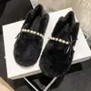 Sapatos Peludos Femininos para Uso Externo 2026 Novos Sapatos de Algodão Outono/Inverno com Forro de Lã Celebriade da Internet Slip-on Estilo Little Chanel Mocassins de Pelúcia