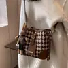 Bolso Cubo de Diseño de Nicho Retro con Rombos para Mujer, Nuevo Bolso de Hombro y Bolso Cruzado de Alta Gama para Commuter