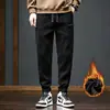 Calça esportiva jogger masculina de veludo cotelê estilo Hong Kong, nova para outono e inverno, com forro de fleece e espessada, calça longa casual versátil