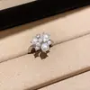 Anillo de flor de perla redonda de circón, simple y elegante, anillo abierto de nicho de alta gama, accesorio de mano versátil para el uso diario para mujeres