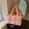 Bolsa acolchada suave de gran capacidad para mujer, nueva, transfronteriza, al por mayor, bolso de hombro, bolso tipo chaqueta de plumas, bolsa tote nube
