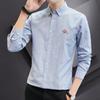 Camisa Masculina Listrada de Manga Longa 2026 Novo Estilo Oxford Manga Longa Estilo Coreano Slim Fit Bordada Jovem Casual