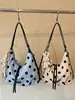 Bolso de hombro fresco y dulce de lunares para mujer, nuevo bolso de moda 2026 para debajo del brazo, bolso tote versátil de alta gama para el trabajo