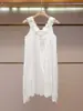 Ropa de Mujer de Gama Alta Shenzhen Nanyou Nuevo Vestido Blanco de Verano Elegante Francés con Encaje y Tirantes en V para Mujer