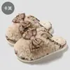 Pantuflas de algodón gruesas y afelpadas para mujer, perfectas para otoño e invierno, con un diseño antideslizante, un detalle de lazo y son ideales para usar en interiores.. Disponible al por mayor. Pantuflas cálidas y cómodas para el hogar