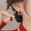 Nuevos Pendientes de Tachuela de Pony Rojo Perla para Mujer, Estilo Caliente Otoño/Invierno 2026, Diseño Único de Nicho con un Toque de Lujo, Pendientes de Lujo Ligero