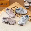 Sapatos Infantis de Bolinhas com Solado Macio Argan 2026 Primavera/Outono Novos Sapatos de Lona Pequenos da Moda Confortáveis Sapatos Esportivos para Crianças de Meia-Idade/Mais Velhas