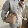 Têxteis Retro Nicho Design Bolsa Feminina 2024 Nova Moda Moda Bolsa de Ombro Bolsa Crossbody Trendy Underarm Bucket Bag