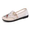 Zapatos de tela del viejo Pekín, nuevo modelo de verano, zapatos planos casuales de estilo étnico bordados para madres, zapatos de malla transpirables y cómodos para personas de mediana edad y mayores