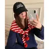 Lenço Triangular Listrado Colorido Estilo Preguiçoso de Alta Qualidade para Mulheres no Outono e Inverno, Xale Quente e Protetor de Pescoço, Cachecol Versátil com PomPom de Pelo para Estudantes