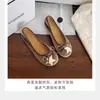 Sapatilhas redondas de couro com estampa de estrelas, sapatos de salto baixo, estilo jovial, sapatos casuais femininos 2026, bico fino, design de laço, novo estilo