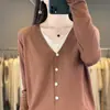 Cardigan de Lã Penteada Tricotado com Gola V, Estilo Novo Primavera 2025, Combinação de Cores, Solto, Design Versátil, Falso Duas Peças, Feminino