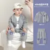 Macacão de Bebê Outono Novo Estilo Moda para Menino Fato Dividido Elegante de Três Peças Roupas de Menino Roupas Casuais para Passeio Primavera e Outono Tendência
