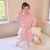 Roupão de Banho Absorvente para Meninas Inverno Fleece de Coral Espessado Novo Estilo Roupão com Capuz para Bebê Menina Roupão de Pijama de Flanela para Meninas