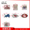Nueva Insignia Metálica Esmaltada con Frase Corta en Inglés, Sencillo Accesorio de Letra Roja, Broche Versátil Personalizado, Personalización de Alta Gama