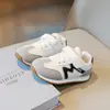 Tênis de Velcro da Moda para Meninas 2025 Outono Novo Calçados Casuais Infantis Estilo Pai Sapatos Casuais Versáteis para Meninos
