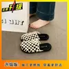 Sandalias de Gama Alta 2025 Nuevo Estilo Hermosos Zapatos de Red Tejidos Calados con Agujeros para Dedos Medias Zapatillas para Mujer Verano Ropa Exterior