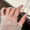 Anillo exquisito y delicado con incrustaciones de diamantes, con un aire exclusivo y de alta gama, adecuado para estudiantes mujeres, con un sencillo diseño de mariposa y corazón, perfecto para apilar o como anillo de pareja de estilo abierto.