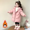 Casaco Longo de Penas para Meninas Inverno 2026 Novo Tendência Chique com Capuz Leve Casaco de Bebê Estilo Outono/Inverno