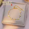 Collar de titanio de lujo ligero geométrico cuadrado pequeño con flor de trébol de cuatro hojas para mujer, cadena para clavícula, juego de moda en línea para celebridades