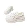 Zapatos blancos de suela gruesa para aumentar la altura para estudiantes, zapatos casuales ligeros, nuevas zapatillas deportivas versátiles de otoño 2026, zapatos casuales para mujer