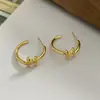 Brincos de Argola Clássicos com Letras Desalinhadas para Mulheres Acessíveis de Luxo Europeu e Americano Estilo Cool Simples de Ponta Brincos Brincos
