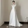 Sencillo vestido de novia de satén ligero estilo francés, vestido blanco de compromiso inspirado en Hepburn con una cola pequeña para la novia