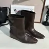 Botas femininas europeias 2026 inverno novo modelo couro legítimo sapatos femininos com aumento interno de altura, botas curtas casuais versáteis, sapatos da moda trendy