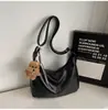 Bolsa transversal de couro macio elegante e estilosa para mulheres, grande capacidade, novo modelo 2026, bolsa de ombro casual e versátil para o dia a dia.