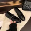 Primeiro Encontro com os Sapatos Mary Jane Femininos que Aumentam a Altura de Ji Xiaoxiang, Novidade Primavera 2026 Sapatilhas Estilo Ballet com Padrão de Diamante