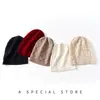 Cachemira Otoño/Invierno 2026 Nuevo de Alta Gama para Mujer Color Sólido Tejido Cálido Moda Peso Pesado Hoja Hueca Sombrero Casual