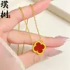 Tienda de Oro Mismo Estilo Collar de Calabaza de Cuatro Hojas Trituradas Chapado en Oro para Mujer, Versátil y Elegante, Joyería de Cadena para Clavícula de Mariposa con Forma de Corazón