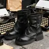 Botas curtas femininas na cor marrom Maillard, botas estilo Martin femininas, novo estilo 2026 botas de salto bloco, botas estilo calça de viagem do oeste de Xinjiang