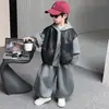 Conjunto de Otoño para Niños 2025 Nuevo Fresco y Guapo Ropa Infantil Sudadera de Manga Larga Estilo Otoño Chaleco de Cuero para Niño Conjunto de Tres Piezas