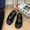 Sandálias Prata de Nicho para Mulheres Verão 2025 Novo Estilo Retrô Versão Coreana Versátil com Solado Grosso Casual Calçados de Praia para Estudantes