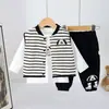 Conjunto de 3 Peças para Crianças: Colete Listrado Bordado com Cachorro de Desenho Animado para Primavera e Outono, Camiseta de Manga Longa, Calça Jogger