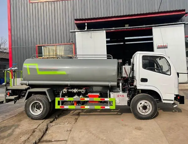 WC4SJ防爆柴油机无轨胶轮车洒水车.jpg