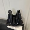 2025 Nuevo Bolso de Mano de Moda Trendy con Empalme Bolso Tote para Mujer Remache Viajero Casual Hombro Axila para Mujer