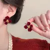 Brincos Flor de Veludo Vermelho de Ano Novo para Mulheres 2026 Outono e Inverno Novo Estilo Brincos de Luxo Leve de Alta Qualidade com Aparência Elegante e Estilosa